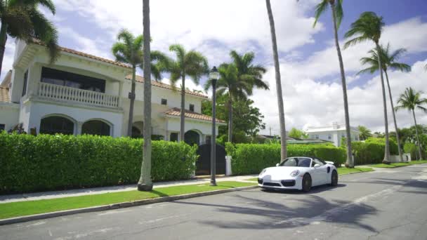 美国佛罗里达州西棕榈滩 2024年3月24日 奢华的西棕榈滩豪宅 白色保时捷涡轮停在外面 — 图库视频影像