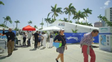 West Palm Beach, FL, ABD - 24 Mart 2024 stok video Palm Beach Uluslararası Boat Show 'a hoş geldiniz