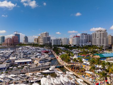 West Palm Beach, FL, ABD - 24 Mart 2024: Hava aracı fotoğrafı Palm Beach International Boat Show