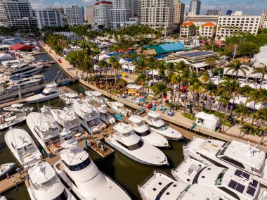 West Palm Beach, FL, ABD - 24 Mart 2024: Hava aracı fotoğrafı Palm Beach International Boat Show