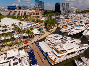 West Palm Beach, FL, ABD - 24 Mart 2024: Hava aracı fotoğrafı Palm Beach International Boat Show