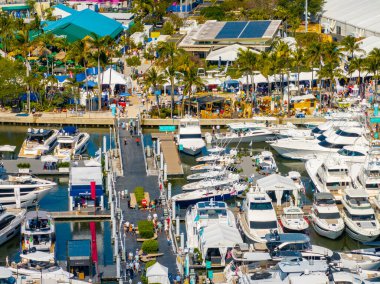 West Palm Beach, FL, ABD - 24 Mart 2024: Hava aracı fotoğrafı Palm Beach International Boat Show