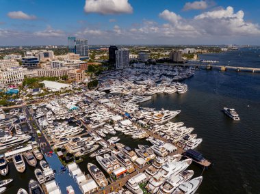 West Palm Beach, FL, ABD - 24 Mart 2024: Hava aracı fotoğrafı Palm Beach International Boat Show