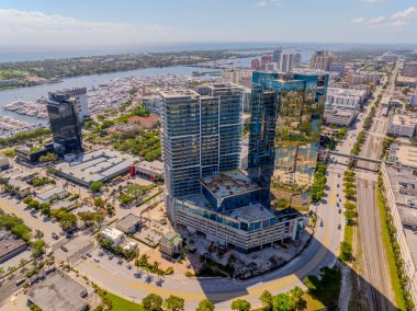 West Palm Beach, FL, ABD - 24 Mart 2024: One Palm Beach 'in havadan çekilmiş fotoğrafı