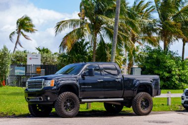 West Palm Beach, FL, ABD - 24 Mart 2024: Siyah bir GMC Denali HD kamyonetin fotoğrafı