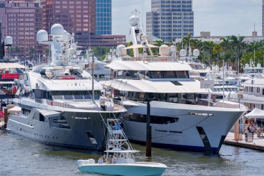 West Palm Beach, FL, ABD - 24 Mart 2024 Palm Beach tekne fuarında milyon dolarlık yatlar