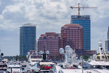 West Palm Beach, FL, ABD - 24 Mart 2024: Batı Palm Beach binaları ve yatları