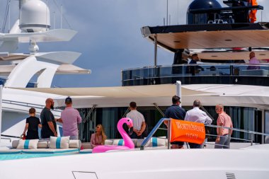 West Palm Beach, FL, ABD - 24 Mart 2024: Palm Beach Uluslararası Boat Show 'daki lüks yatların yakın plan fotoğrafı