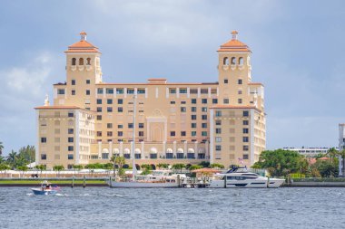 West Palm Beach, FL, ABD - 24 Mart 2024: Stock image Palm Beach Biltmore Condo