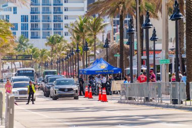 Fort Lauderdale, FL, ABD - 30 Mart 2024 Fort Lauderdale polisi sahilde huzuru koruyor