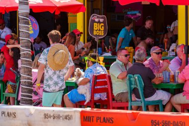 Fort Lauderdale, FL, ABD - 30 Mart 2024: Senor Frogs Fort Lauderdale Sahili sakinleri