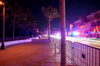 Fort Lauderdale, FL, ABD - 30 Mart 2024: A1A Fort Lauderdale gece tatilinde kaldırım manzarası