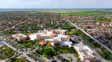 Miami, FL, ABD - 15 Nisan 2024: Hava yörüngesi videosu Baptist Sağlık Batı Kendall Baptist Hastanesi