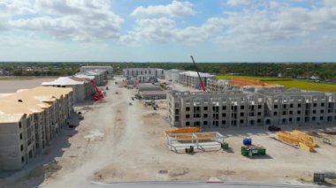 Miami, FL, ABD - 15 Nisan 2024 İHA videosu Alexan Kendall Şehir Merkezi The Hammocks Miami FL