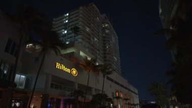 Fort Lauderdale, FL, ABD - 30 Mart 2024: Night stock Video Hilton Fort Lauderdale Florida