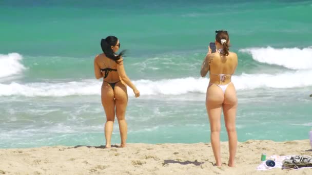 Fort Lauderdale Estados Unidos Marzo 2024 Mujer Sexy Posando Mientras — Vídeos de Stock