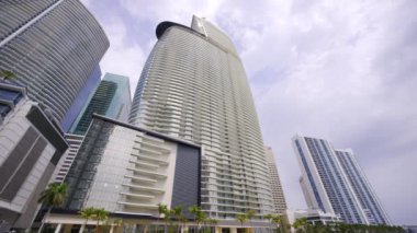 Miami, FL, ABD - 6 Nisan 2024: Aston Martin Tower Miami stok video 4k HDR