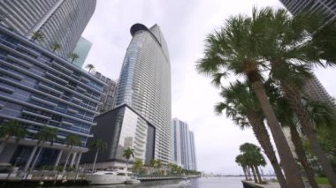 Miami, FL, ABD - 6 Nisan 2024: Aston Martin Konutları Miami Nehri Modern Lüks Konut Binası