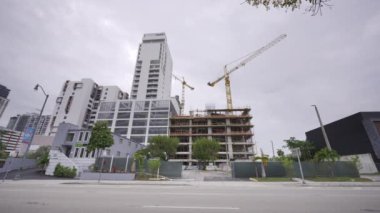 Miami, FL, ABD - 3 Nisan 2024: Yeni inşaat ve vinçler Brickell Miami FL HDR 4k stok video 2024