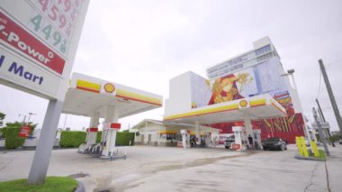 Miami, FL, ABD - 3 Nisan 2024: Stock video Shell Benzin İstasyonu Brickell Miami SW 8. Cadde