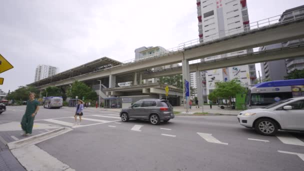 Miami Usa Kwietnia 2024 Brickell Miami Metrorail Station Platform Bus — Wideo stockowe