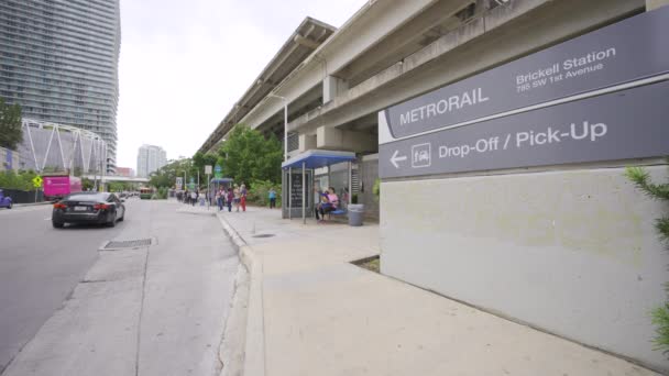 Miami Abd Nisan 2024 Miami Metrorail Brickell Stasyonu Işareti — Stok video