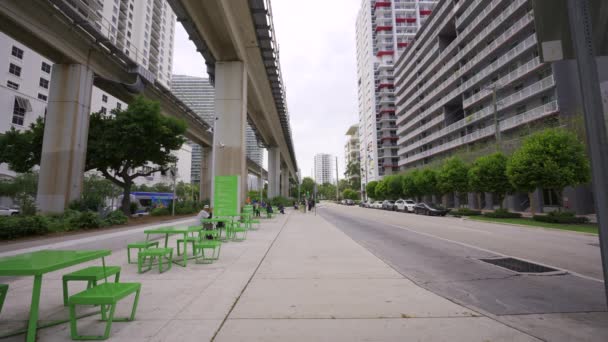 Miami Usa April 2024 Brickell Underline Green Tables Hdr Video — Stockvideo