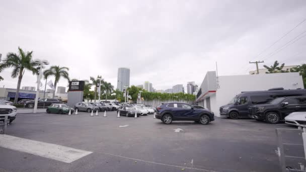 Miami Usa April 2024 Stock Footage Brickell Motors Car Dealership — Stock Video