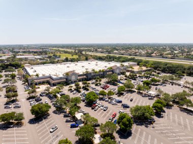Coral Springs, FL, ABD - 5 Nisan 2024: Hava fotoğrafı Coral Springs Walmart Supercenter