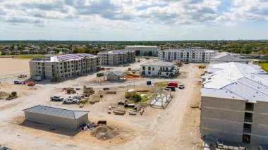 Miami, FL, ABD - 1 Nisan 2024: Havadan fotoğraf çekimi inşaatı Miami FL kompleksi Alexan Kendall Town Center Apartmanı