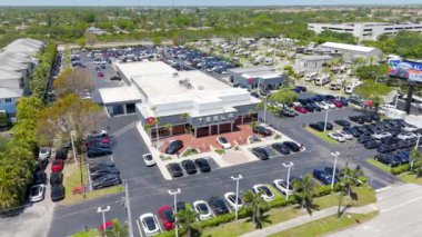 Delray Beach, FL, ABD - 15 Nisan 2024: Hava Video Tesla Delray Beach Florida satış ve servis