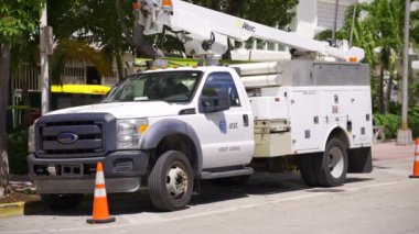 Miami Beach, FL, ABD - 15 Nisan 2024: Vinçli servis kamyonu