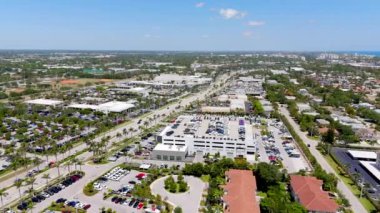 Delray Beach, FL, ABD - 15 Nisan 2024: Federal Highway Delray Beach FL araba satıcıları ve şirketleri