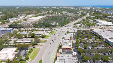 Delray Plajı, FL, ABD - 15 Nisan 2024: Delray Plajı İkamet Bölgesi Ticareti