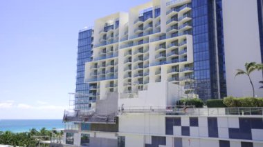 Miami, FL, ABD - 15 Nisan 2024: W Hotel Miami South Beach 'te inşaat yenilemesi