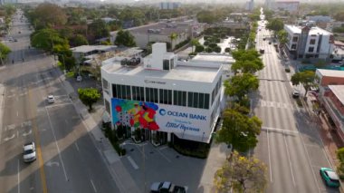Miami, FL, ABD - 15 Nisan 2024 Ocean Bank Little Havana Calle Ocho 'ya Hoşgeldiniz