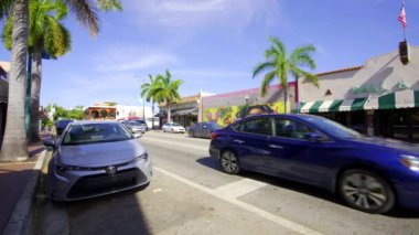 Miami, FL, ABD - 15 Nisan 2024 Ocho Küçük Havana Sanat Yürüyüşü