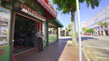 Miami, FL, ABD - 15 Nisan 2024: Garson Calle Ocho Miami 'de bir Küba restoranında menü tutuyor