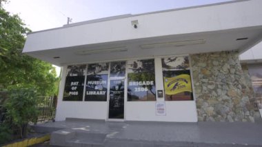 Miami, FL, ABD - 15 Nisan 2024: Domuzlar Körfezi Müzesi ve Kütüphane Miami Calle Ocho