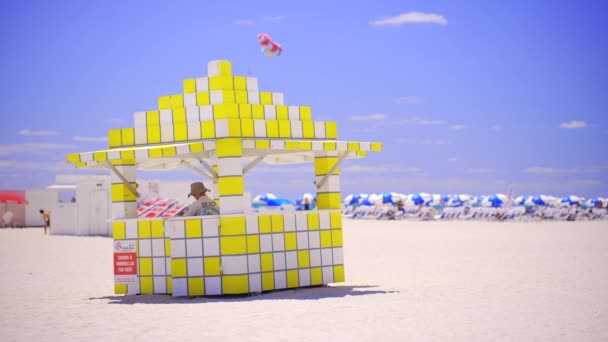 Miami Beach Usa Kwietnia 2024 Krzesła Parasole Plażowe Wynajęcia Miami — Wideo stockowe