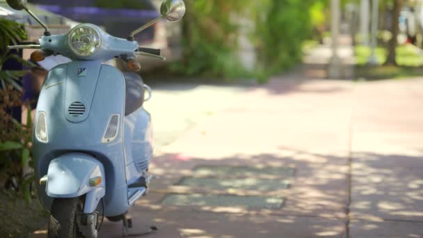 美国佛罗里达州迈阿密海滩 2024年4月15日 蓝色摩托车在街上行驶 图库视频片段