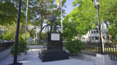 Miami, FL, ABD - 15 Nisan 2024: Nestor Izquierdo Memorial Miami Calle Ocho Cuban Memorial Park