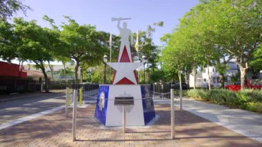 Miami, FL, ABD - 14 Nisan 2024 Küba Anıtı Miami FL Calle Ocho Parkı 4k