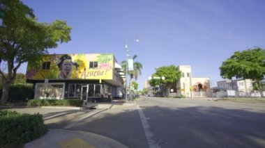 Miami, FL, ABD - 14 Nisan 2024: sabah batıya bakan Ocho 8. Cadde