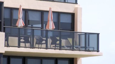 Şemsiyeleri ve şezlongları olan balkon inşa eden 4k HDR stok videosu