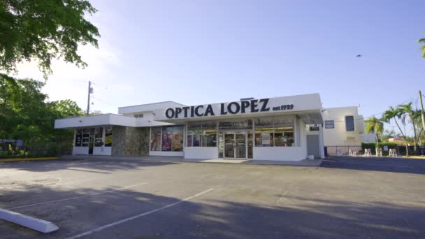 Miami Usa Απριλίου 2024 Optica Lopez Ίδρυσε 1929 Εμπορικό Κτίριο Βίντεο Αρχείου