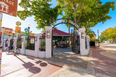 Miami, FL, ABD - 12 Nisan 2024: Domino Park Miami Calle Ocho 'da oynayan