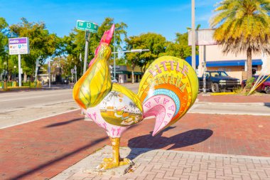 Miami, FL, ABD - 12 Nisan 2024: Boyalı sanat horozu Calle Ocho Miami Sanat Yürüyüşü