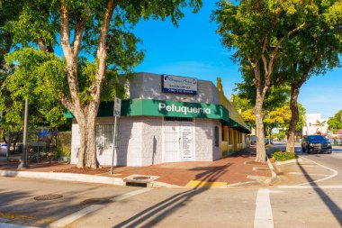 Miami, FL, ABD - 12 Nisan 2024: Calle Ocho Miami 'deki Unisex Salonu