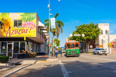 Miami, FL, ABD - 12 Nisan 2024: 14. Cadde 'de batıya bakan Calle Ocho 8. Cadde manzarası